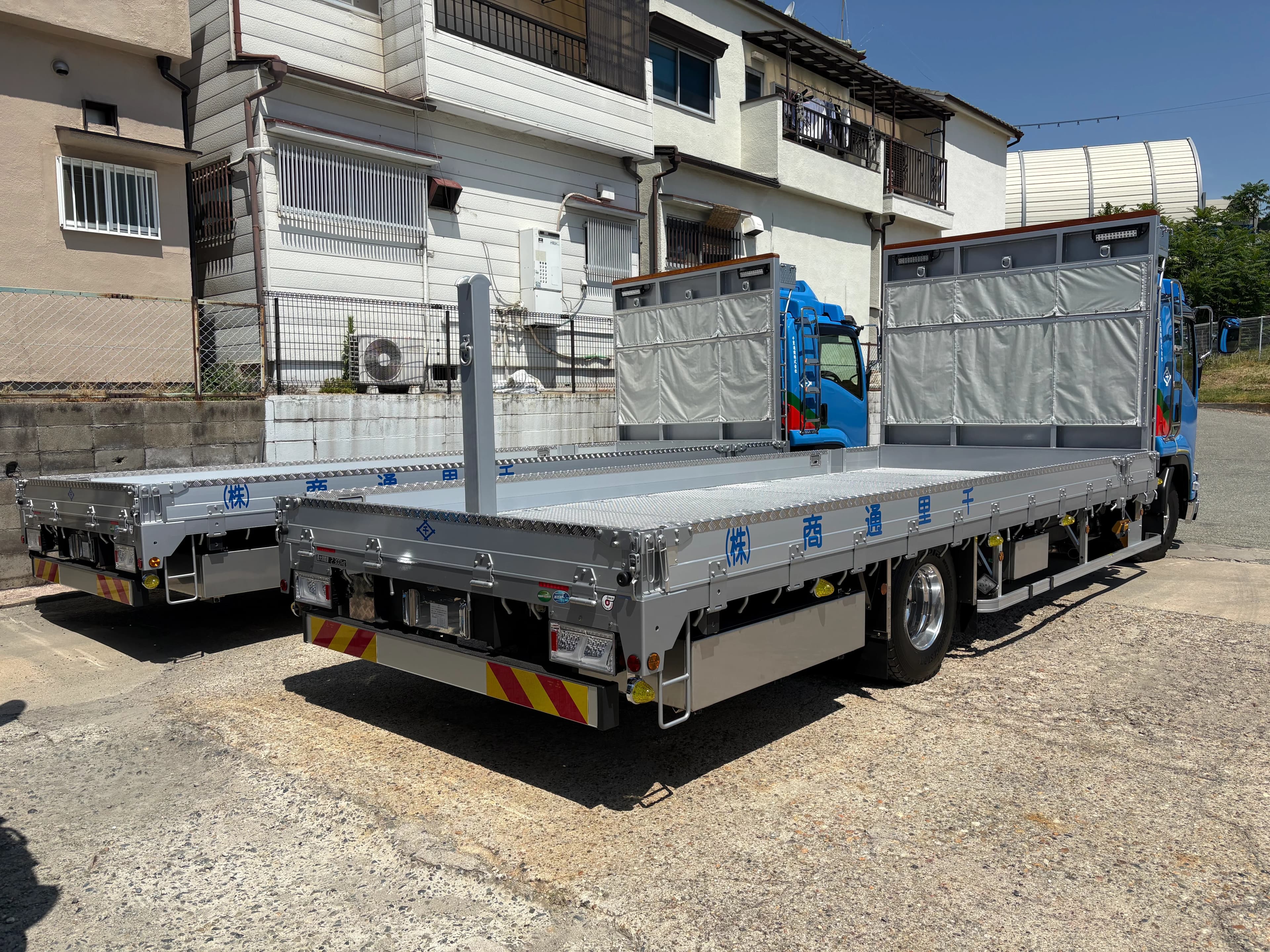 大型トラックの運転席とミラー