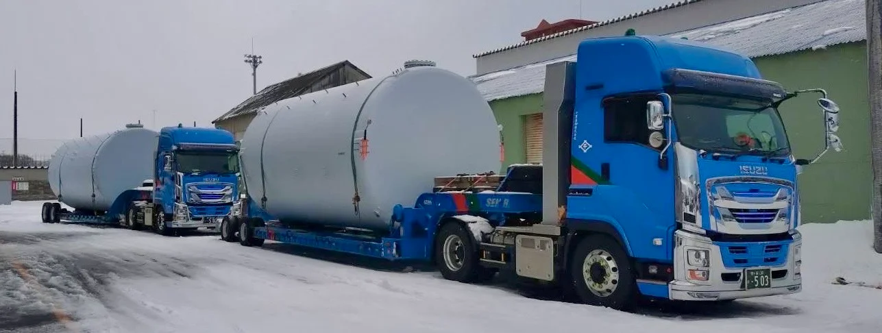 雪道に停車する千里通商の大型輸送車